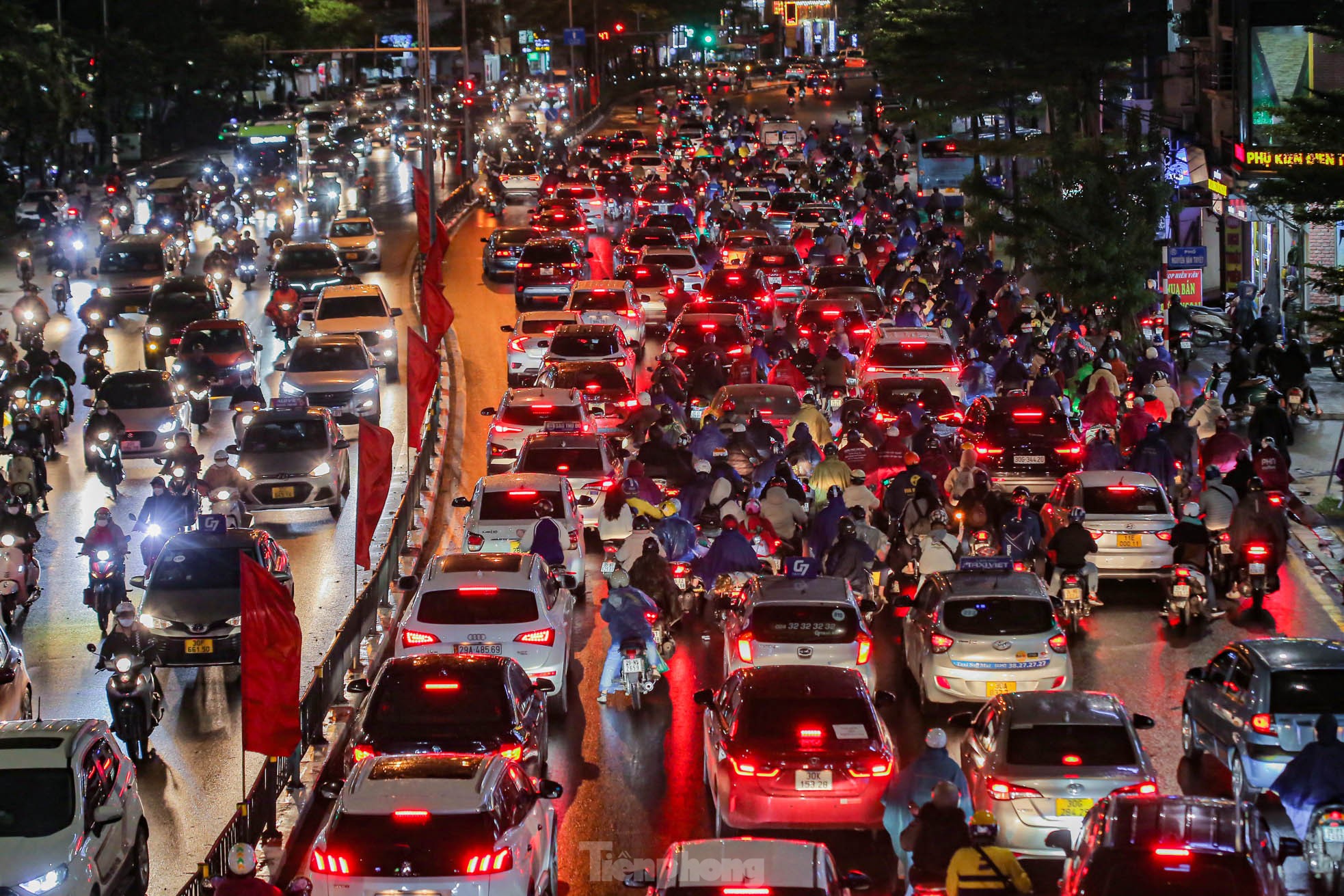 Đường phố Hà Nội tắc nghẽn nhiều giờ trong mưa rét - Ảnh 12.