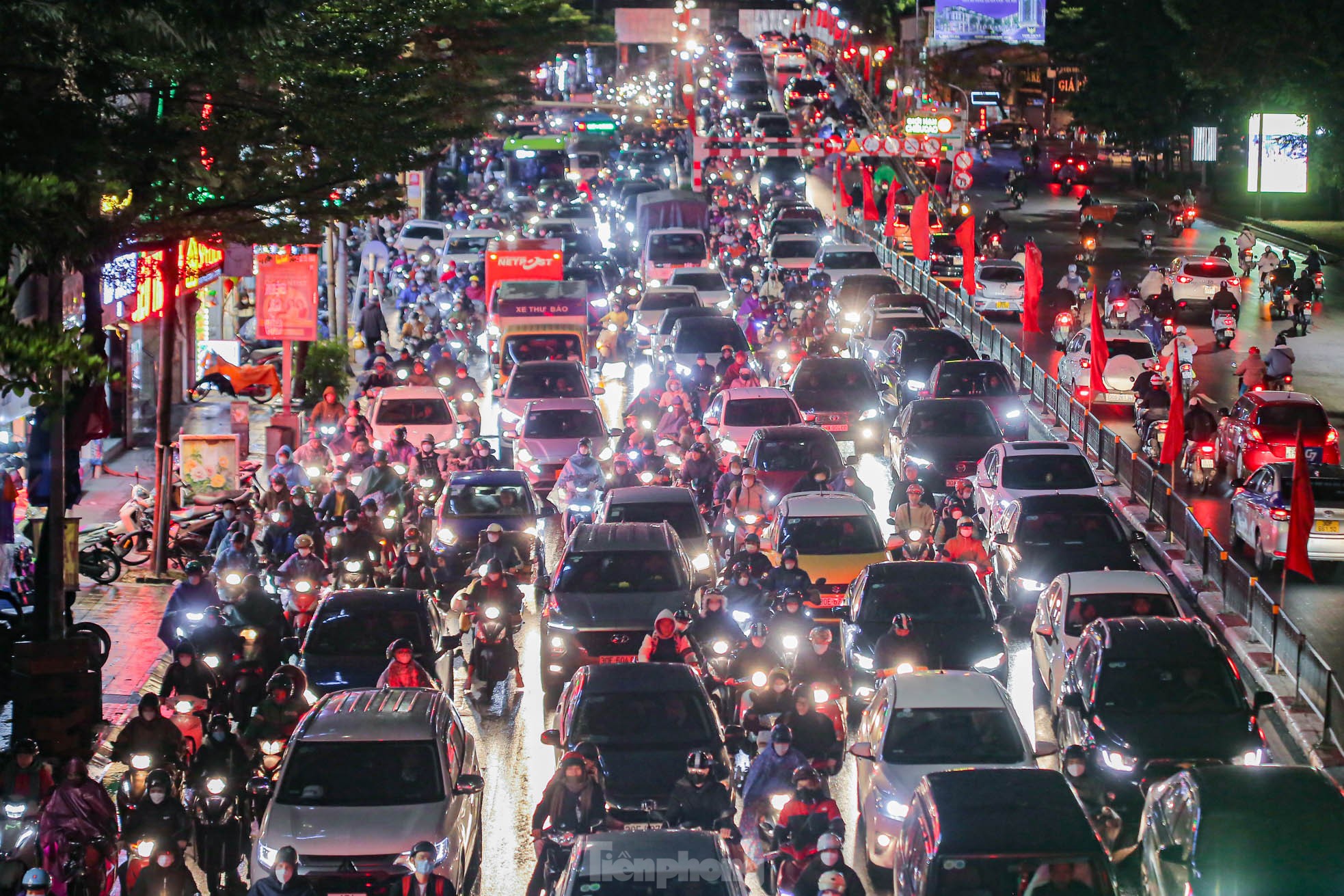 Đường phố Hà Nội tắc nghẽn nhiều giờ trong mưa rét - Ảnh 13.