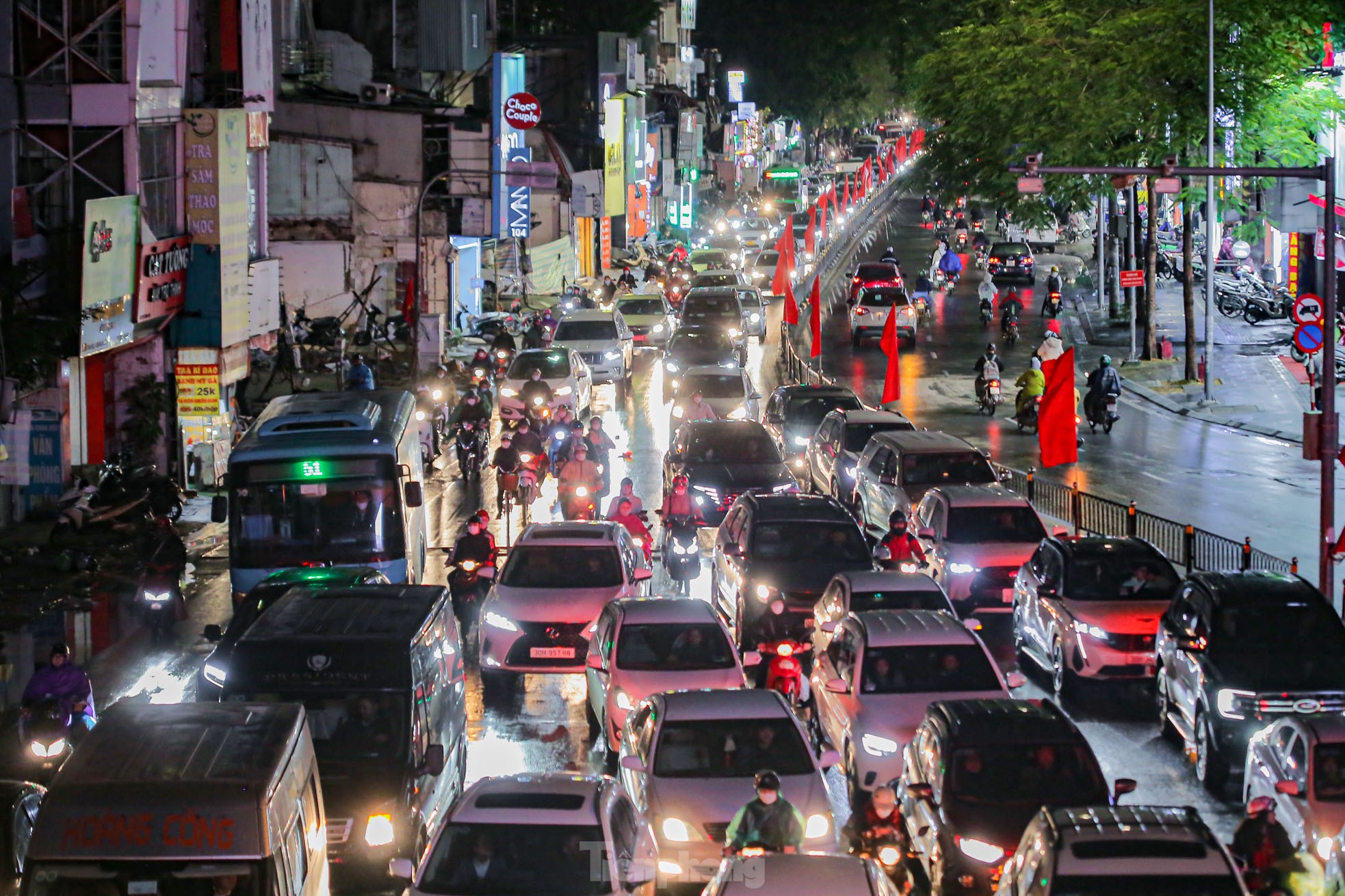 Đường phố Hà Nội tắc nghẽn nhiều giờ trong mưa rét - Ảnh 14.