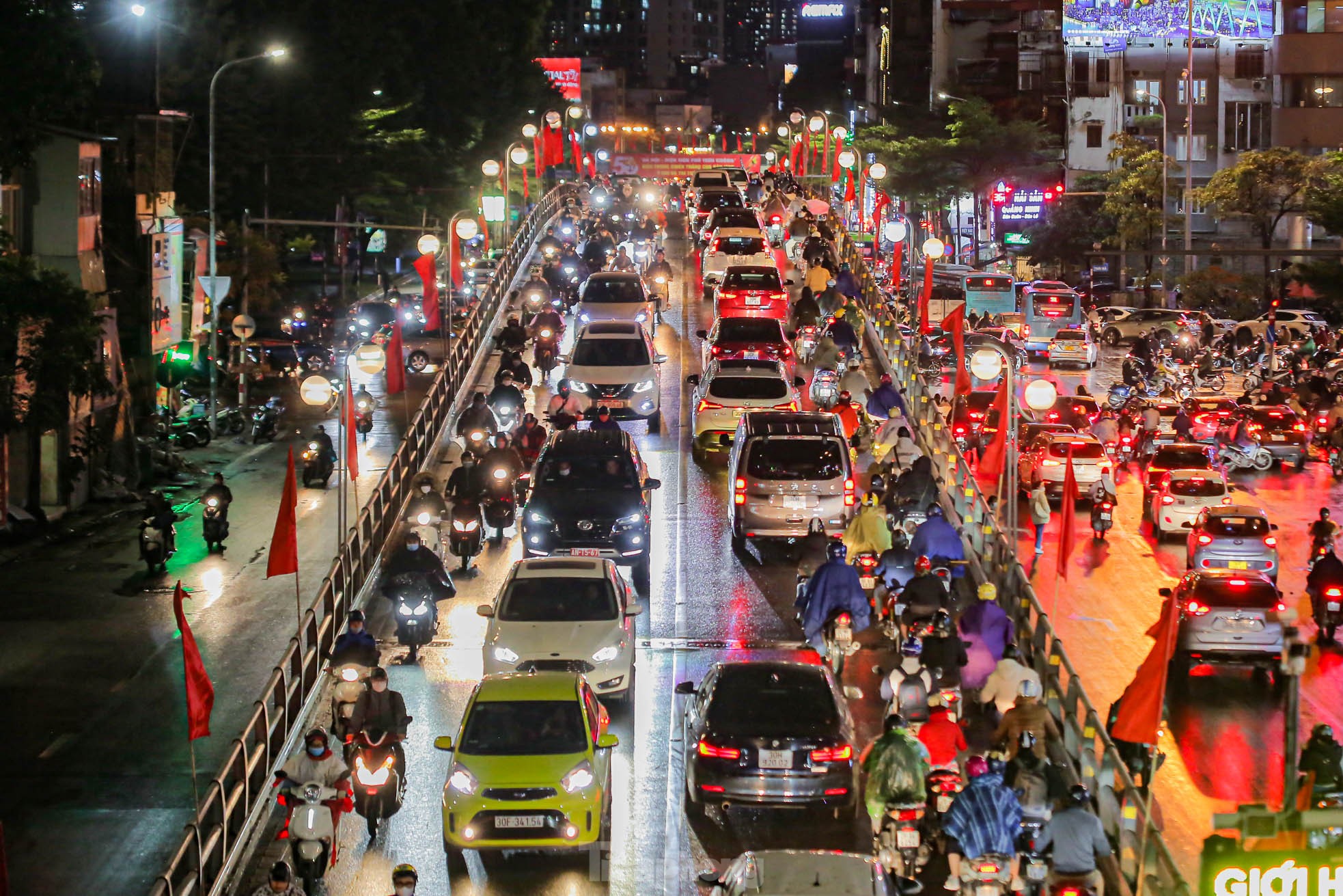 Đường phố Hà Nội tắc nghẽn nhiều giờ trong mưa rét - Ảnh 15.