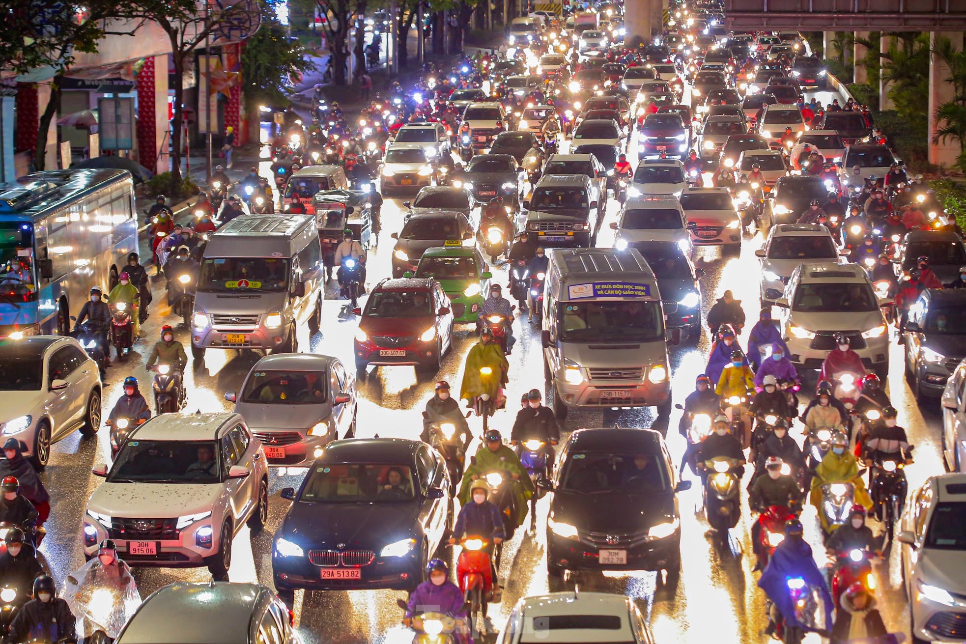 Đường phố Hà Nội tắc nghẽn nhiều giờ trong mưa rét - Ảnh 2.
