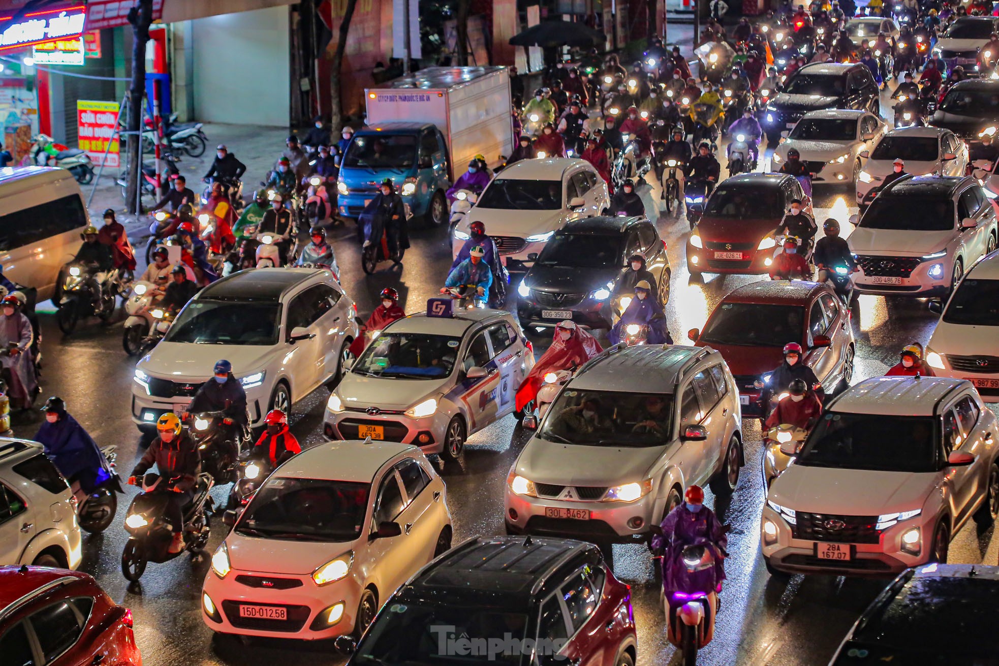 Đường phố Hà Nội tắc nghẽn nhiều giờ trong mưa rét - Ảnh 3.