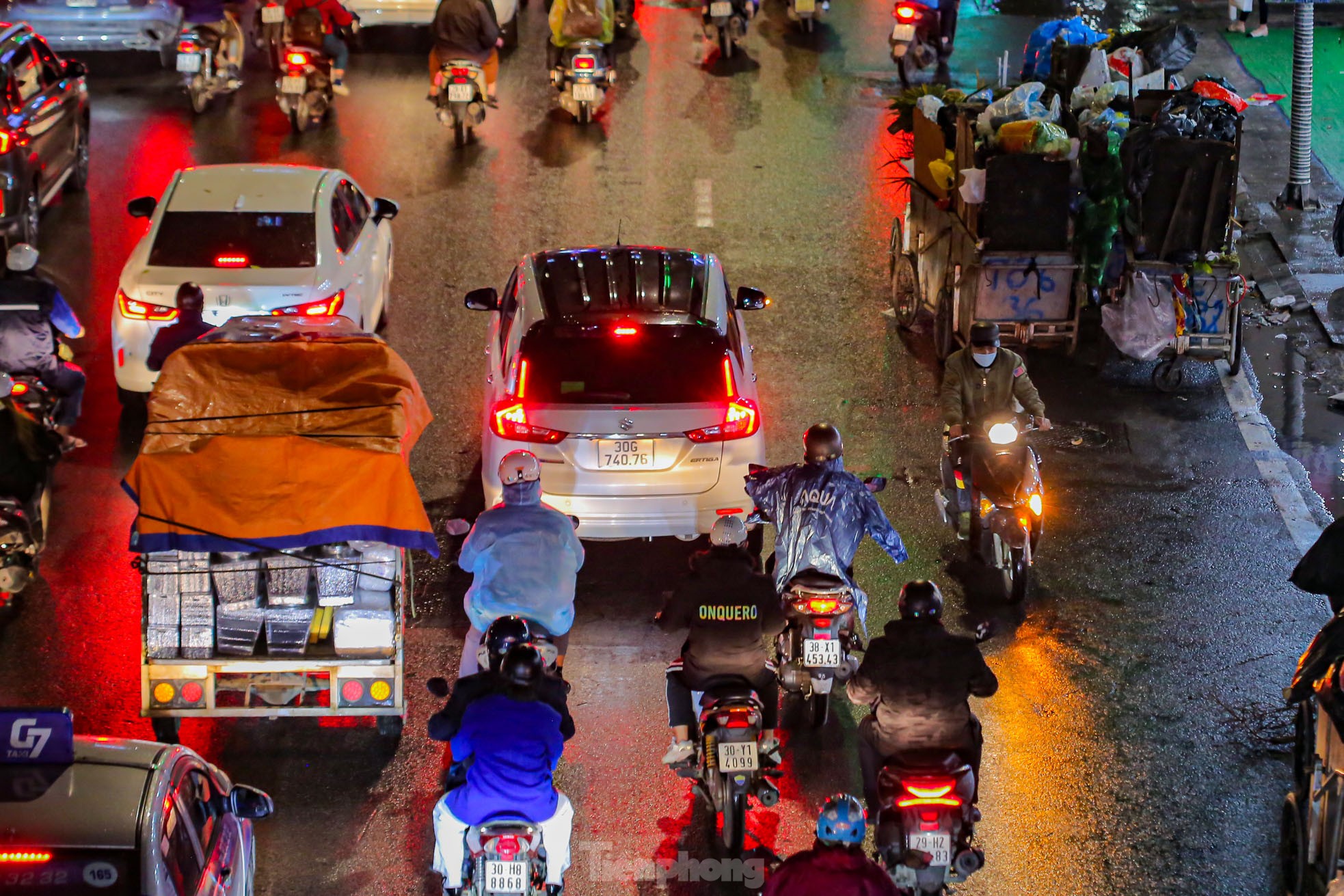 Đường phố Hà Nội tắc nghẽn nhiều giờ trong mưa rét - Ảnh 5.