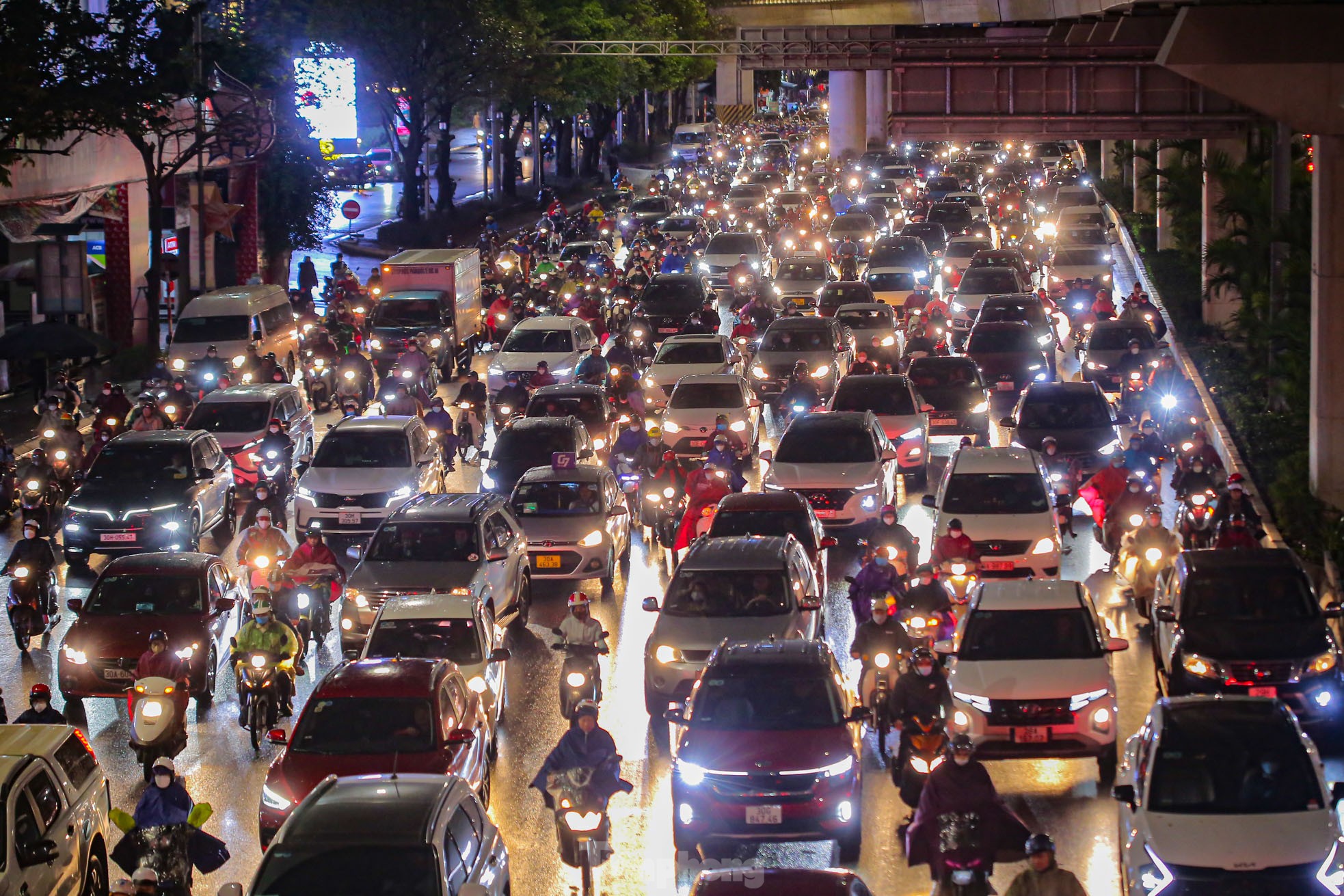 Đường phố Hà Nội tắc nghẽn nhiều giờ trong mưa rét - Ảnh 6.