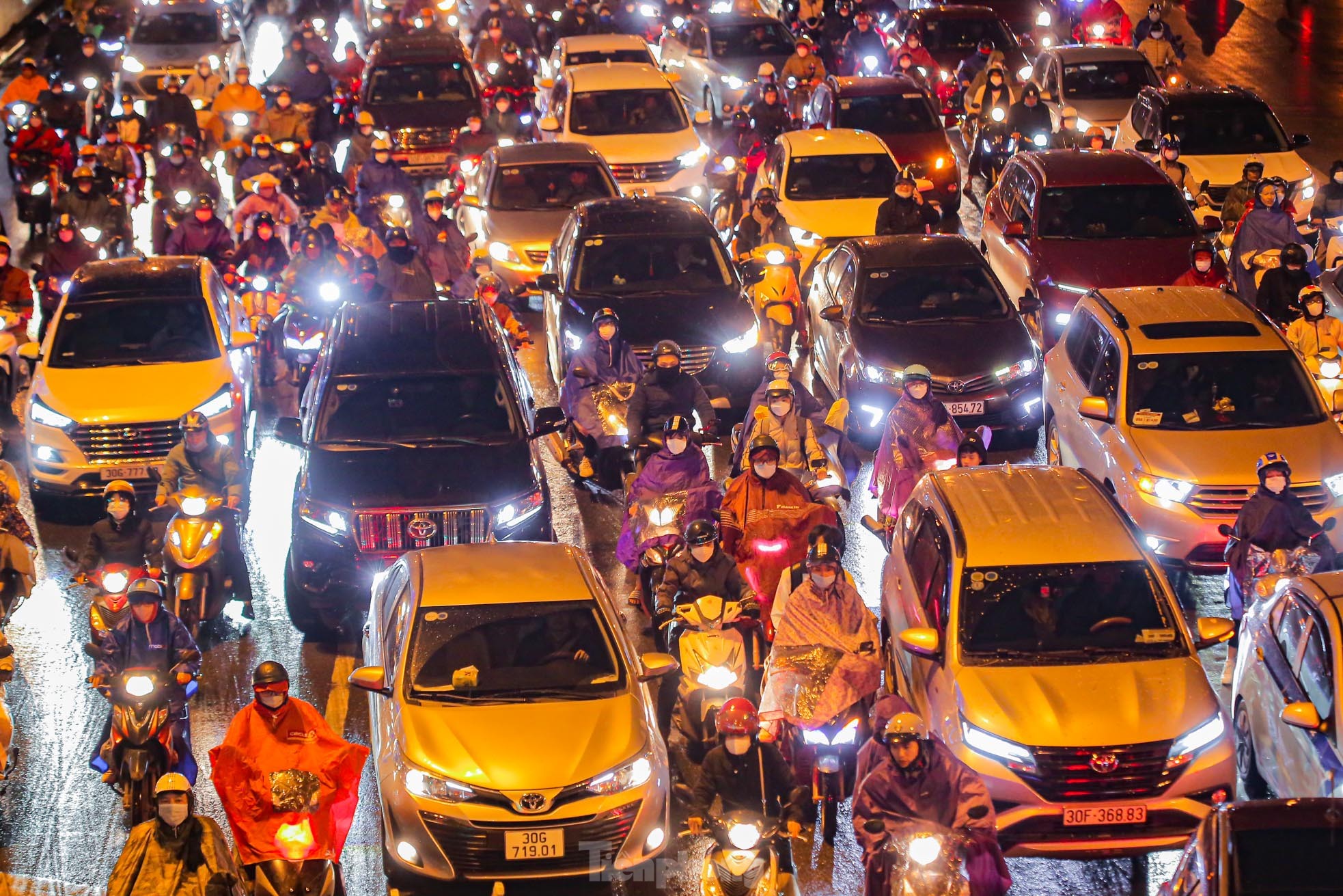 Đường phố Hà Nội tắc nghẽn nhiều giờ trong mưa rét - Ảnh 9.