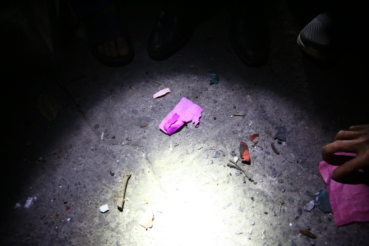 Phát hiện nhiều mảnh giấy hồng nghi xác pháo tại hiện trường vụ cháy lớn ở Hà Nội - Ảnh 3.