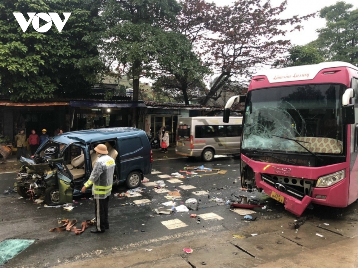 Tai nạn giao thông nghiêm trọng ở Hòa Bình khiến 2 người thương vong - Ảnh 3.