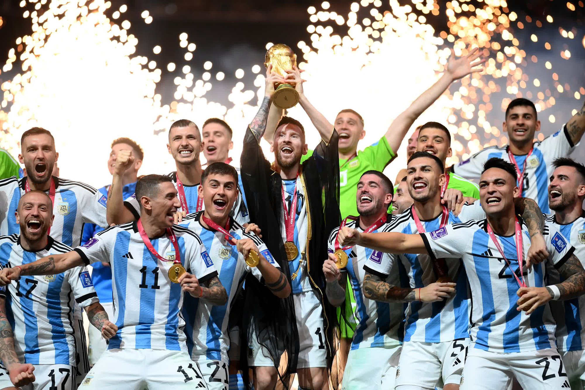 Сколько раз становилась чемпионом сборная команда аргентины. Сборная Аргентины финал 2022. Месси сборная Аргентины 2022 Кубок. Месси Аргентина 2022 с Кубком.