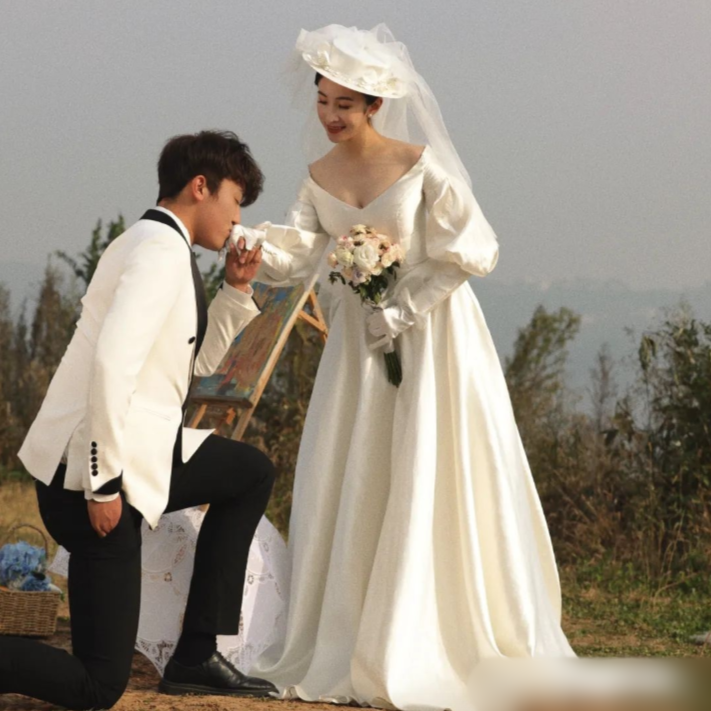 Cặp đôi tự tổ chức đám cưới theo phong cách Hàn - Ảnh 1.