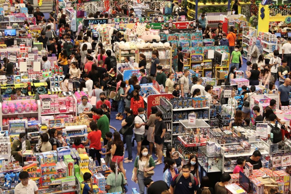 Người dân Singapore đổ đi mua sắm trước khi Chính phủ tăng thuế - Ảnh 1.