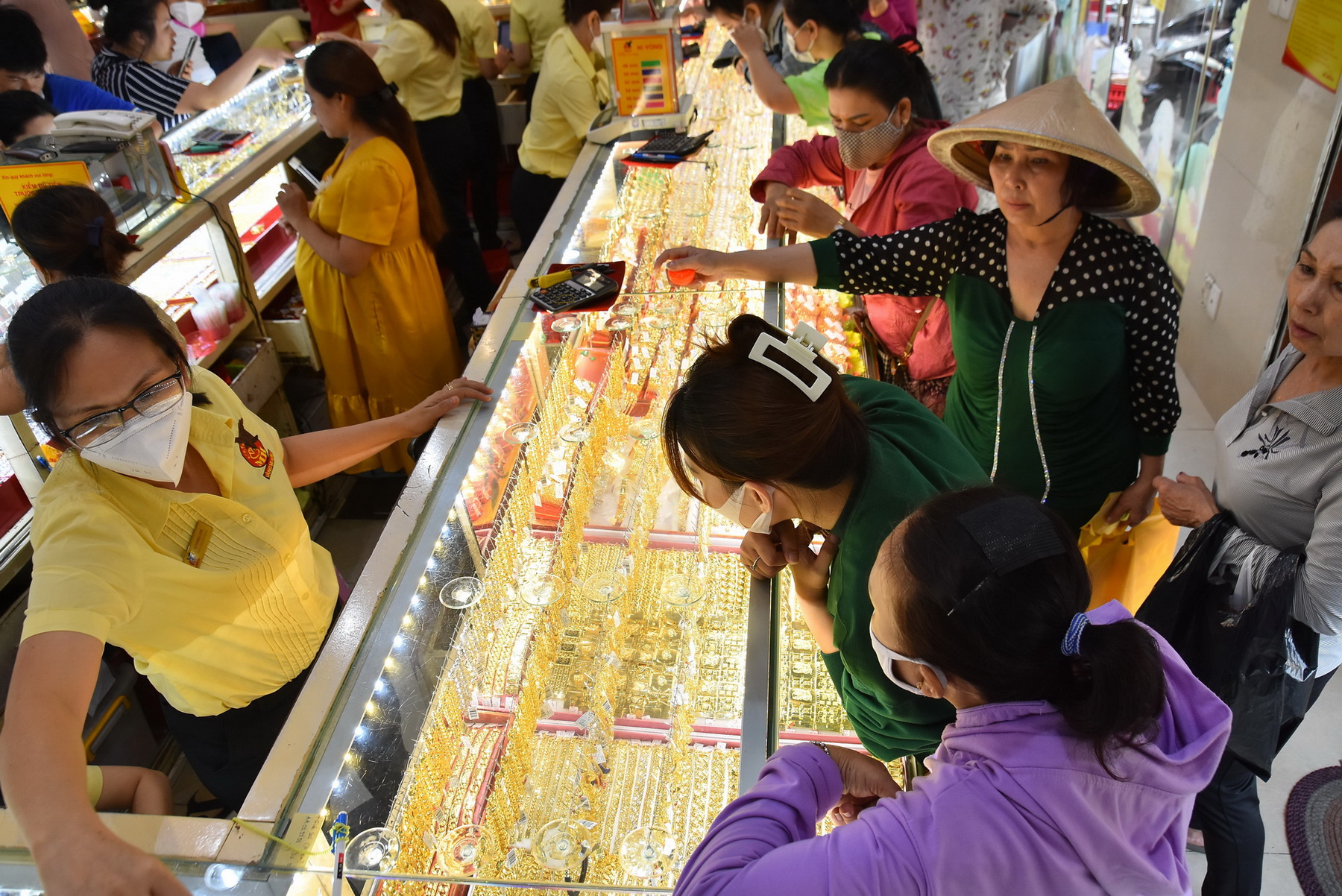 Gi&aacute; v&agrave;ng h&ocirc;m nay 29-12: V&agrave;ng nhẫn tiếp tục rớt gi&aacute; - Ảnh 1.
