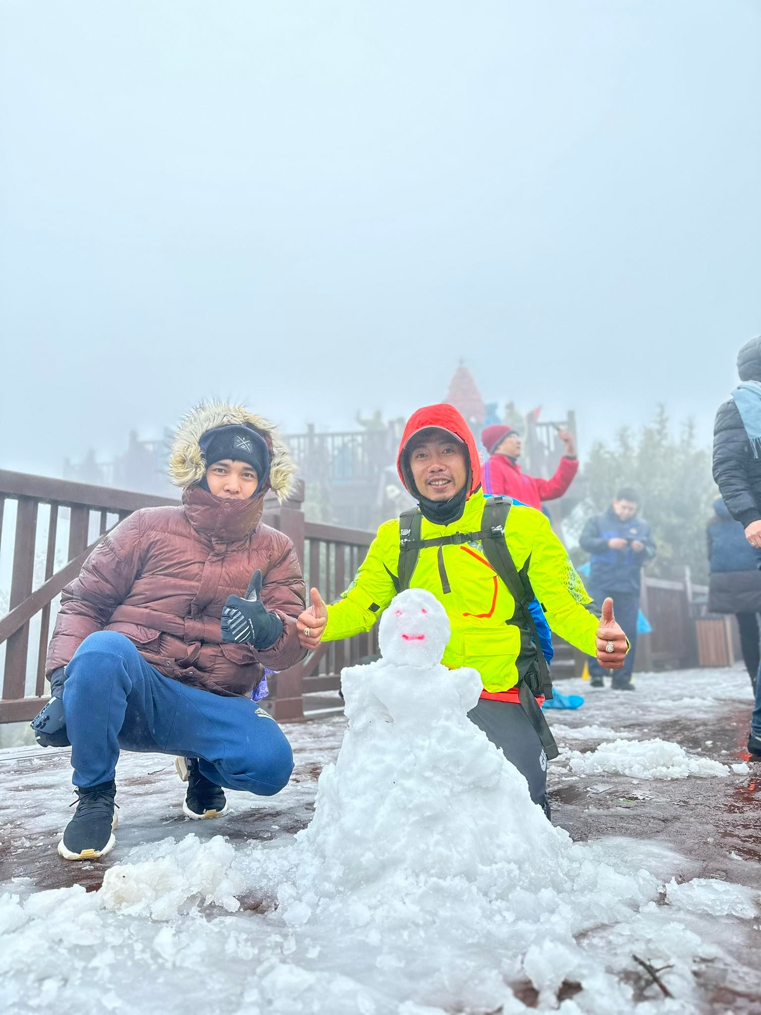 Tuyết tiếp tục rơi dày trên đỉnh Fansipan trong sáng nay, du khách hào hứng trước cảnh tượng đặc sắc - Ảnh 4.