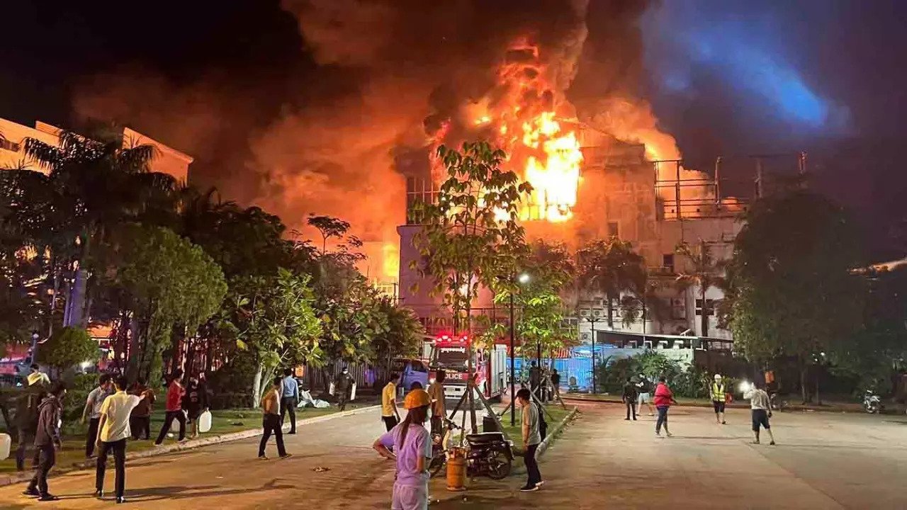 Cháy casino ở biên giới Thái Lan - Campuchia, ít nhất 10 người chết - Ảnh 1.