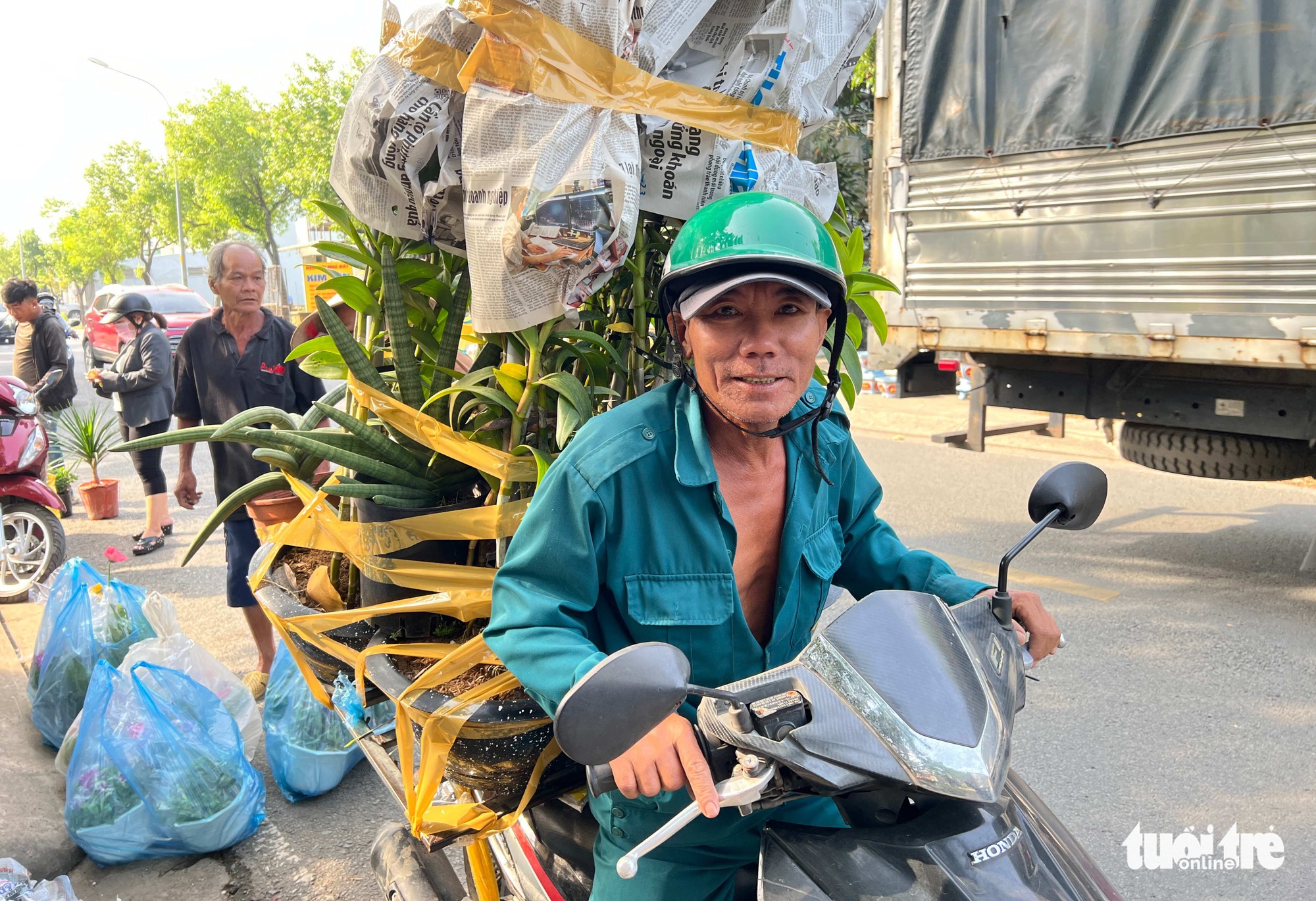 TP.HCM: Hoa kiểng Tết rục rịch, khách chưng từ Tết Tây tới Tết Quý Mão - Ảnh 1. TP.HCM: Hoa kiểng Tết rục rịch, khách chưng từ Tết Tây tới Tết Quý Mão - Ảnh 1.