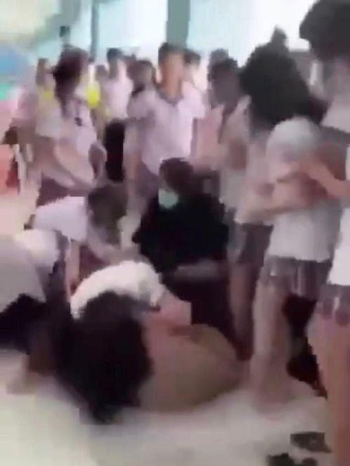 TPHCM lại xuất hiện clip nữ sinh đánh nhau trong trường học - Ảnh 1.
