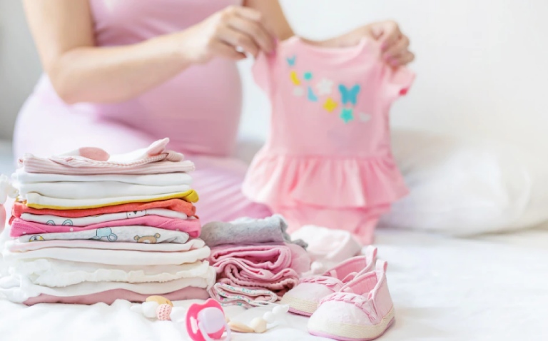 5 loại quần áo mẹ không nên mua nếu muốn đảm bảo an toàn cho con - Ảnh 1.