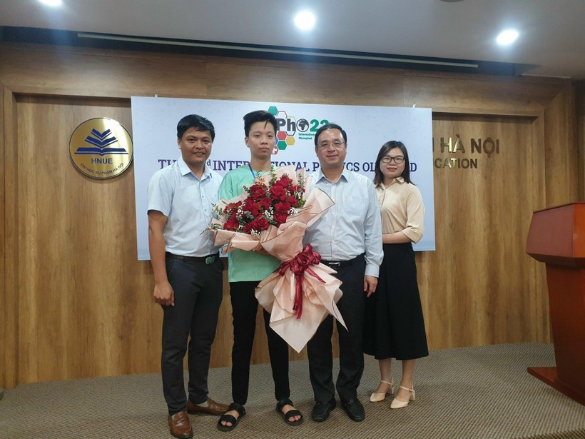 Nam sinh Bắc Ninh giành Huy chương Olympic Vật lý: Nỗ lực rồi 'quả ngọt' sẽ tới - Ảnh 1. Nam sinh Bắc Ninh giành Huy chương Olympic Vật lý: Nỗ lực rồi 'quả ngọt' sẽ tới - Ảnh 1.