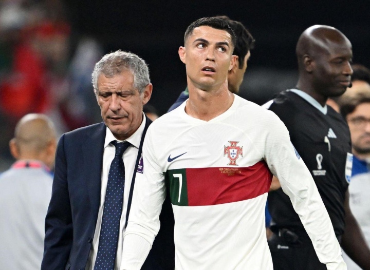 Thực hư Ronaldo quát HLV Bồ Đào Nha sau khi bị thay ra ở trận thua Hàn Quốc - Ảnh 1.