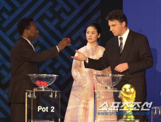 Song Hye Kyo gặp huyền thoại bóng đá Pele ở sân khấu World Cup 2002, ai dè sự nghiệp thăng hoa kể từ đó - Ảnh 4.