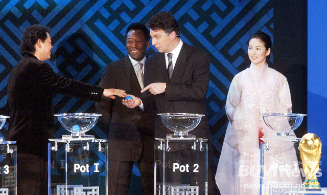 Song Hye Kyo gặp huyền thoại bóng đá Pele ở sân khấu World Cup 2002, ai dè sự nghiệp thăng hoa kể từ đó - Ảnh 6.