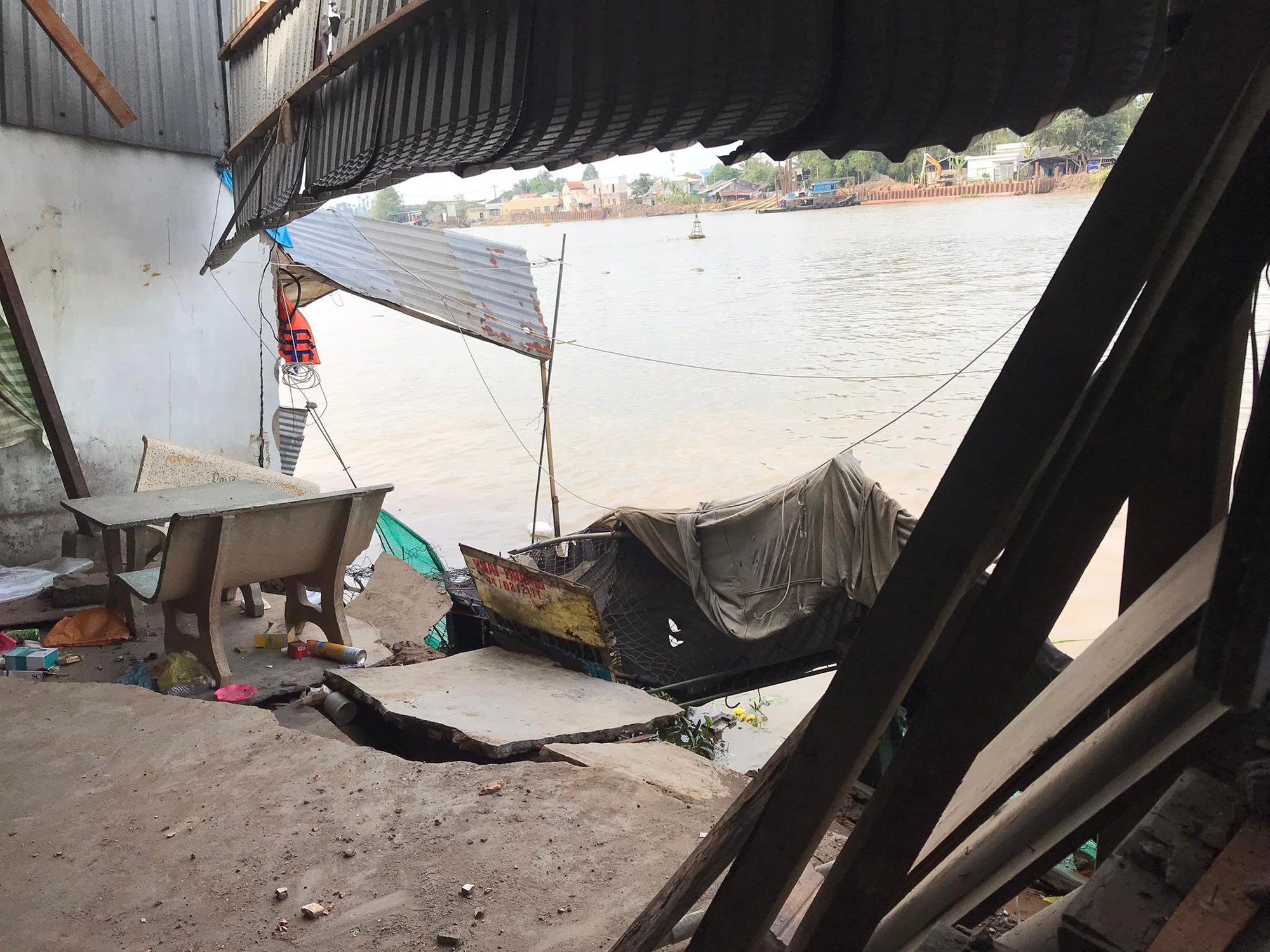 CLIP: Lại xảy ra sạt lở kinh hoàng ở Vĩnh Long, bờ kè đang thi công sụp xuống sông - Ảnh 6.