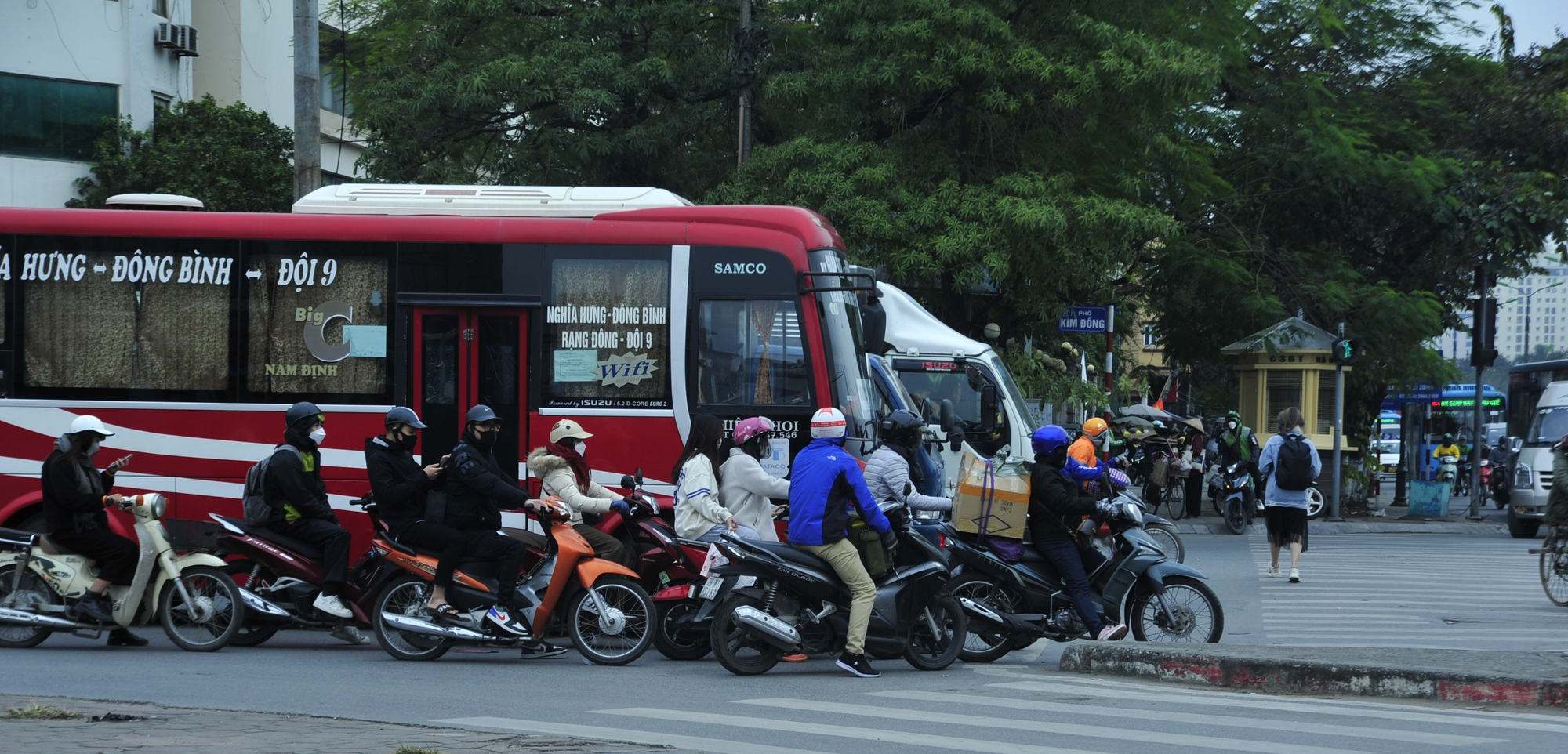 Người dân thủ đô bắt đầu về quê nghỉ Tết Dương lịch - Ảnh 2.