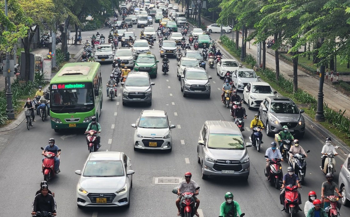 TP Hồ Chí Minh: Người dân ùn ùn rời thành phố trước kỳ nghỉ Tết Dương lịch 2023 - Ảnh 1.