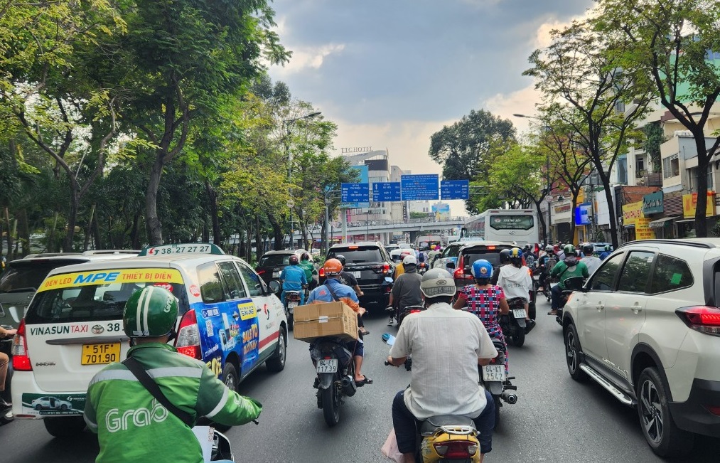 TP Hồ Chí Minh: Người dân ùn ùn rời thành phố trước kỳ nghỉ Tết Dương lịch 2023 - Ảnh 4.