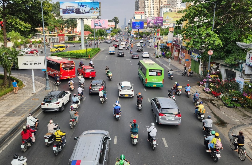 TP Hồ Chí Minh: Người dân ùn ùn rời thành phố trước kỳ nghỉ Tết Dương lịch 2023 - Ảnh 3.