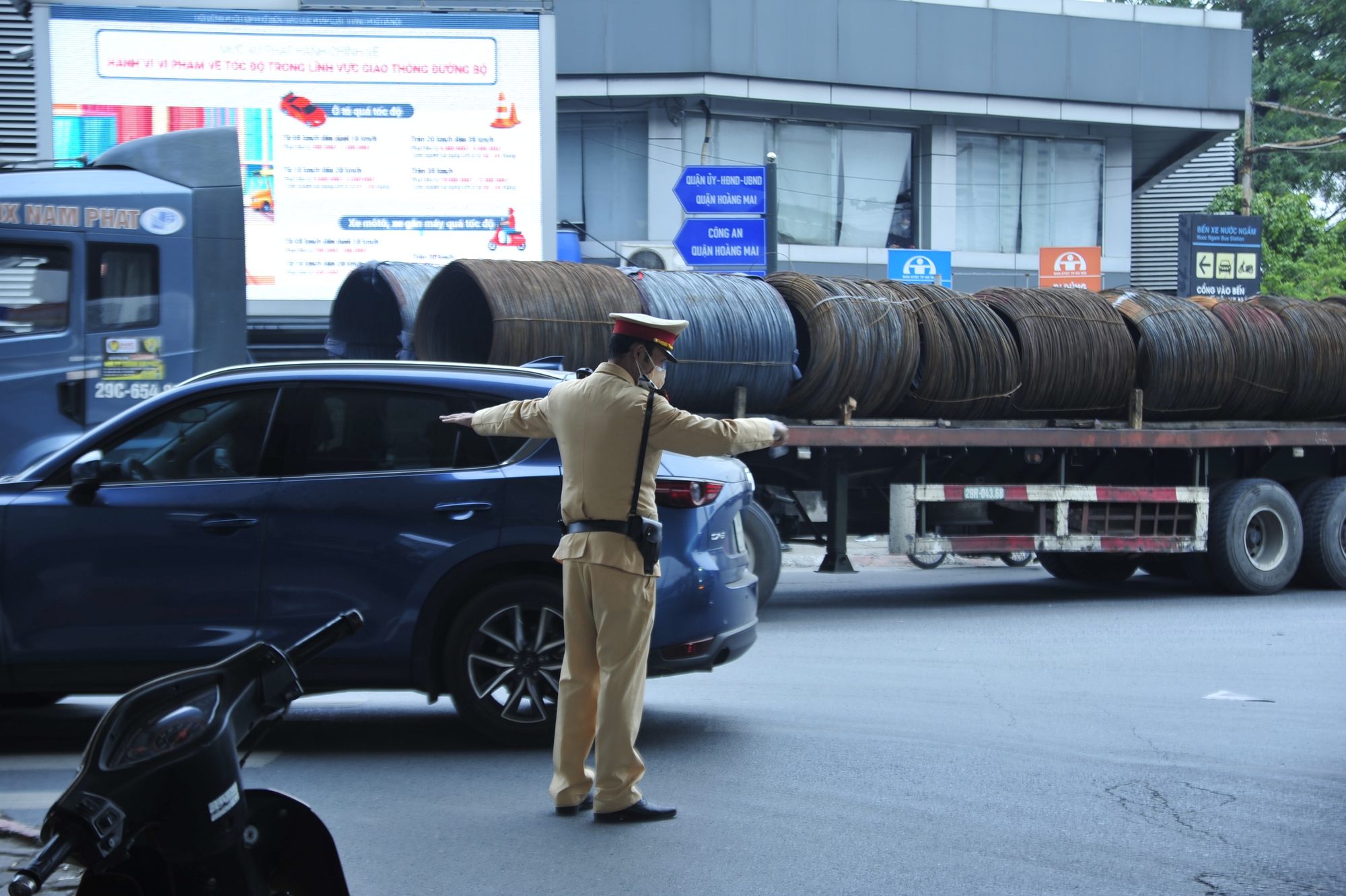 Cảnh sát giao thông đang làm nhiệm vụ