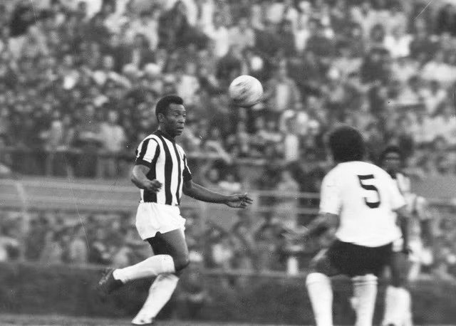 Những hình ảnh đáng nhớ trong sự nghiệp của 'Vua bóng đá' Pele - Ảnh 12.