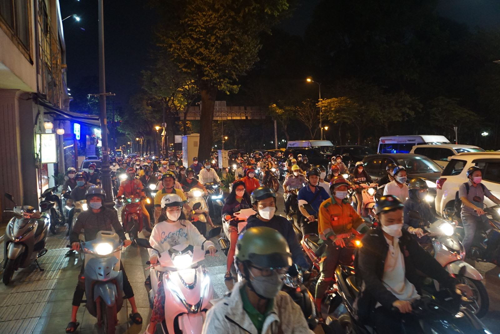 TP Hồ Chí Minh: Người dân ùn ùn rời thành phố trước kỳ nghỉ Tết Dương lịch 2023 - Ảnh 14.