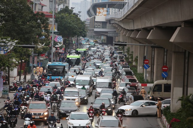 Hai người đi xe máy thương vong sau va chạm xe bồn - Ảnh 1.