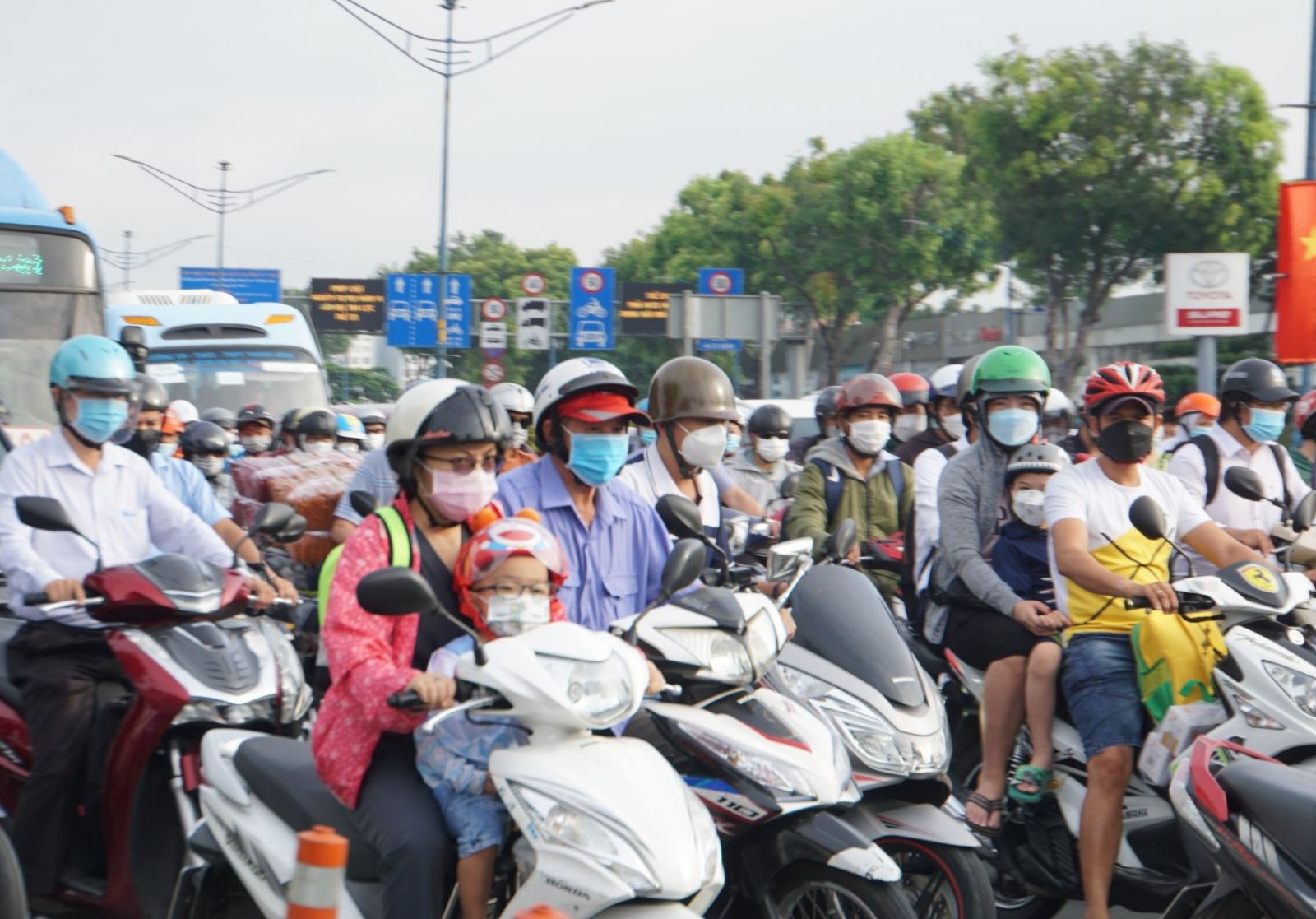 TP Hồ Chí Minh: Người dân ùn ùn rời thành phố trước kỳ nghỉ Tết Dương lịch 2023 - Ảnh 6.