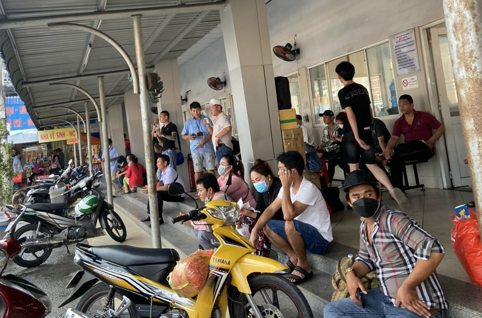 TP Hồ Chí Minh: Người dân ùn ùn rời thành phố trước kỳ nghỉ Tết Dương lịch 2023 - Ảnh 9.