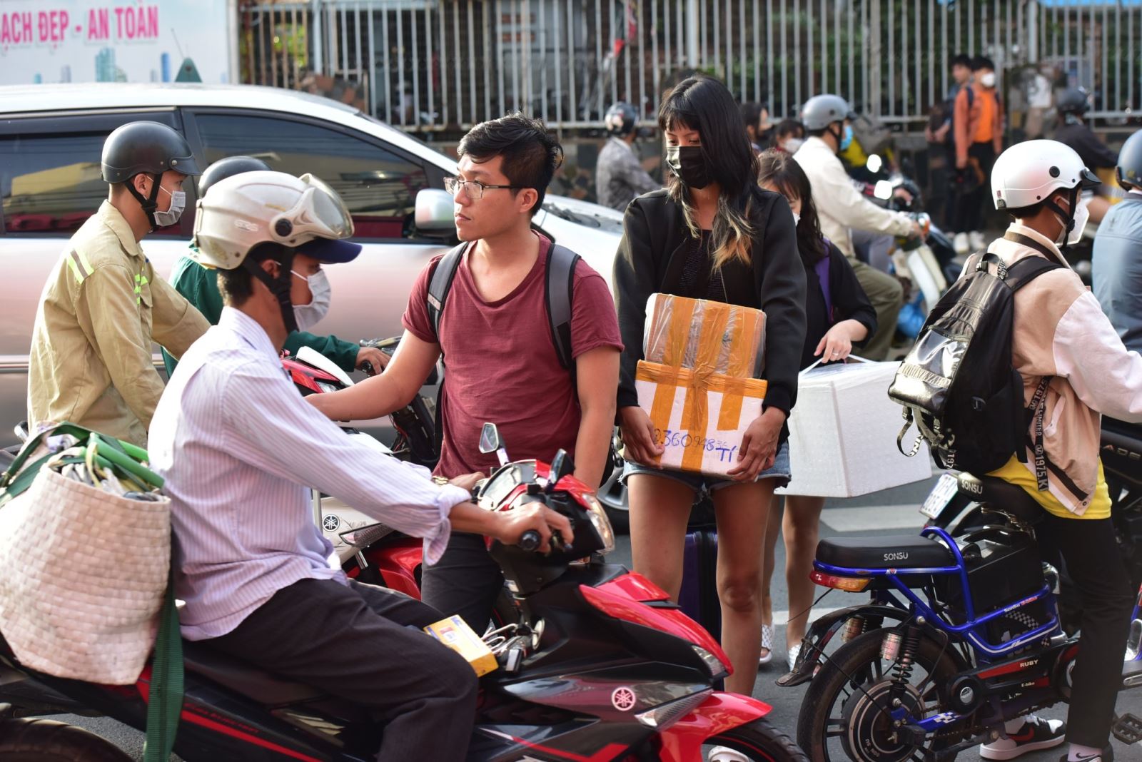 TP Hồ Chí Minh: Người dân ùn ùn rời thành phố trước kỳ nghỉ Tết Dương lịch 2023 - Ảnh 2.