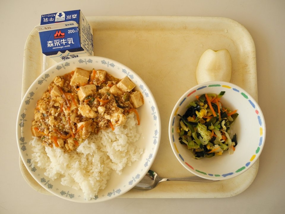 Nhìn cách trẻ em Nhật ăn một bữa cơm mới thấy sự khác biệt ngay từ vạch xuất phát - Ảnh 1.