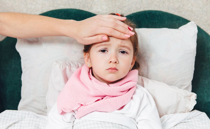 Khi trẻ bị sốt cao bất thường: Nguyên nhân, triệu chứng và cách điều trị - Ảnh 2.