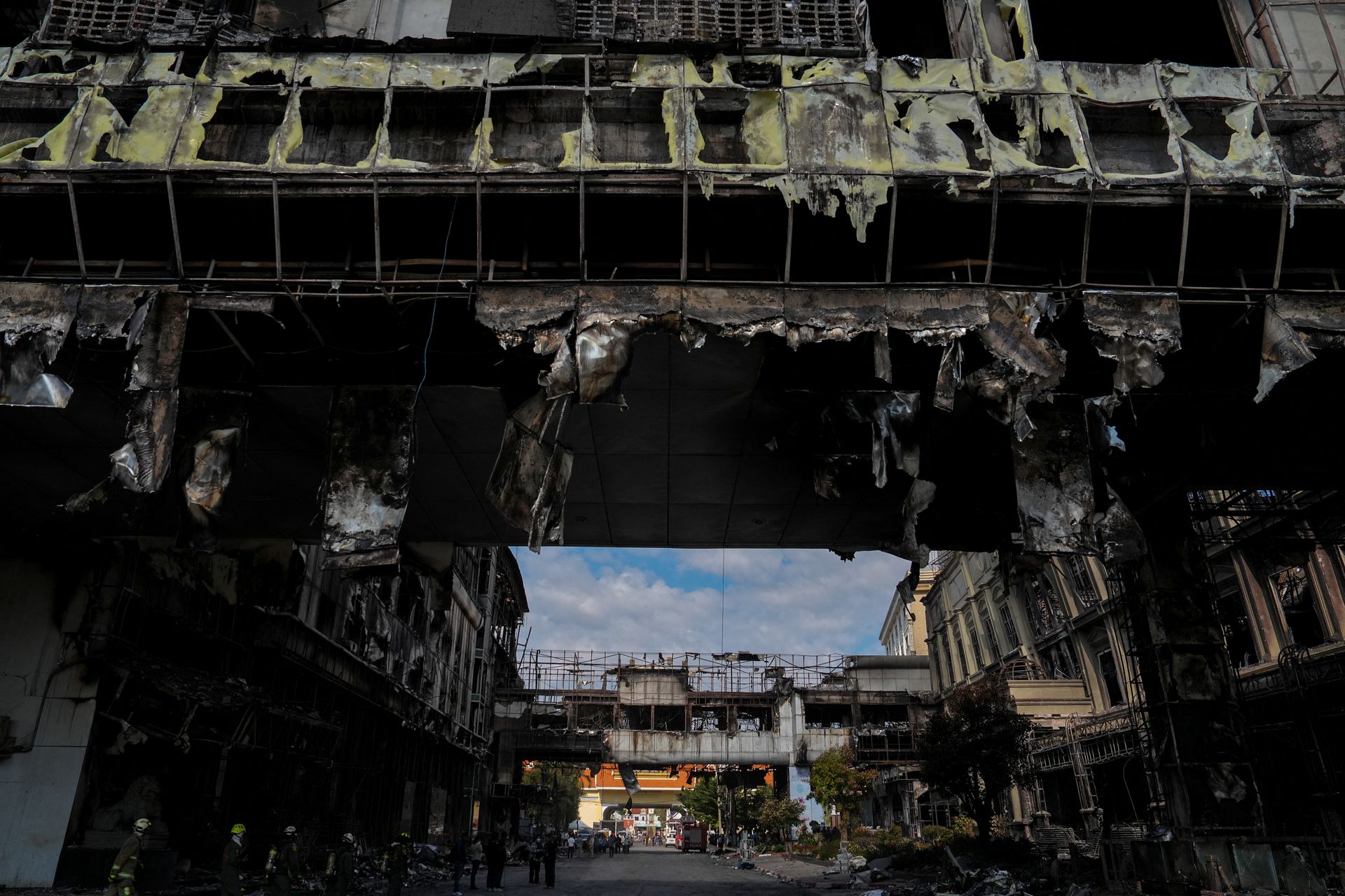 Tìm thấy 8 thi thể trong đống đổ nát của vụ cháy sòng bài ở Campuchia - Ảnh 1.