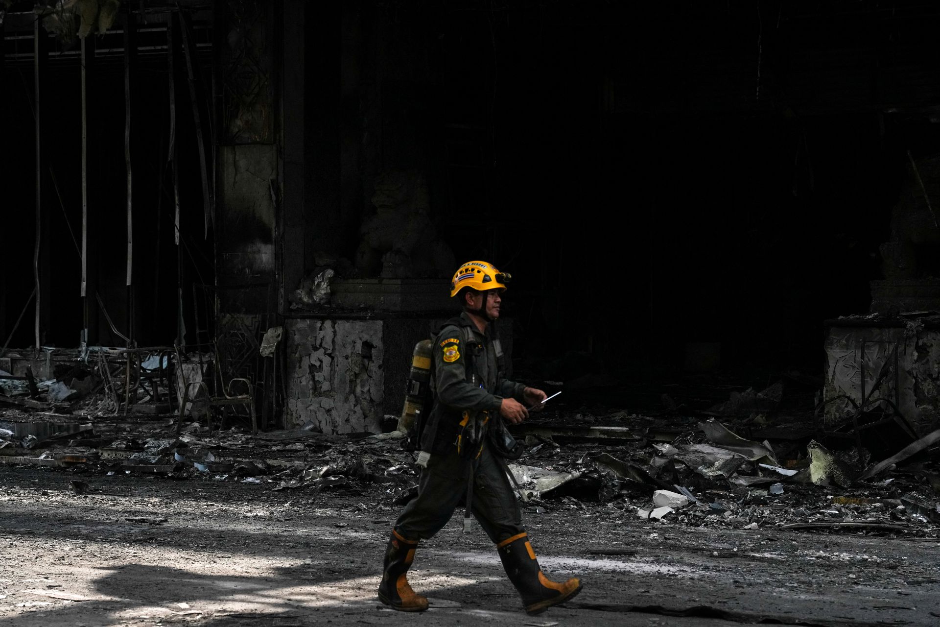 Tìm thấy 8 thi thể trong đống đổ nát của vụ cháy sòng bài ở Campuchia - Ảnh 3.