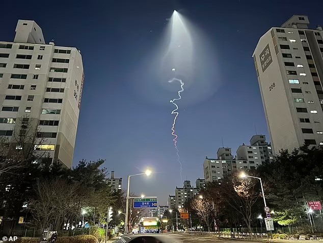 Dân xôn xao về luồng sáng kỳ lạ, Hàn Quốc thông báo thử thành công phương tiện vũ trụ - Ảnh 1.