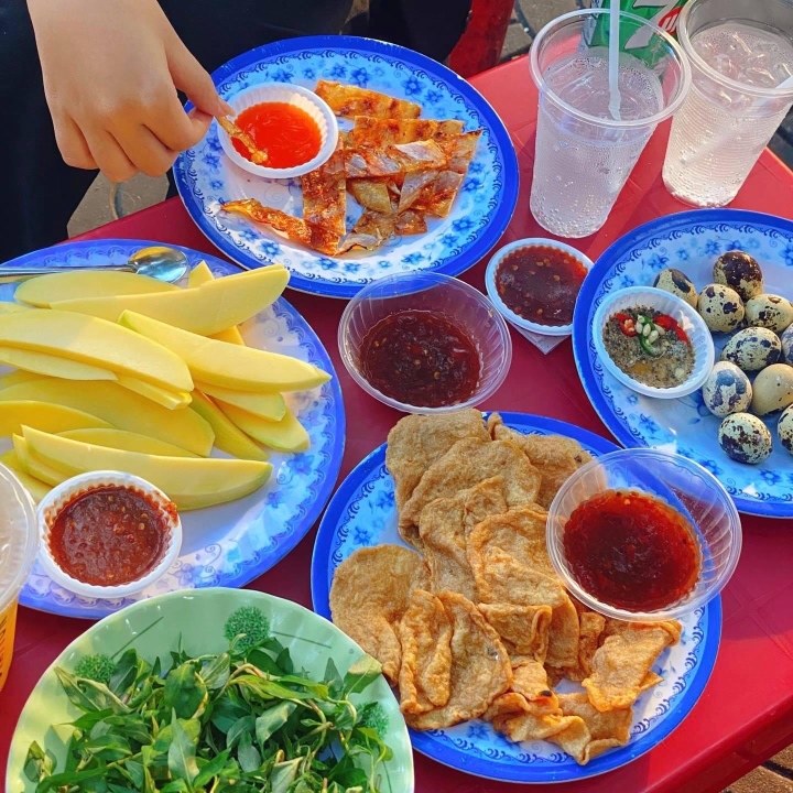 'Quên lối về' với chả cá cuốn rau răm, món ăn vặt đặc sản ở Bình Định - Ảnh 1.