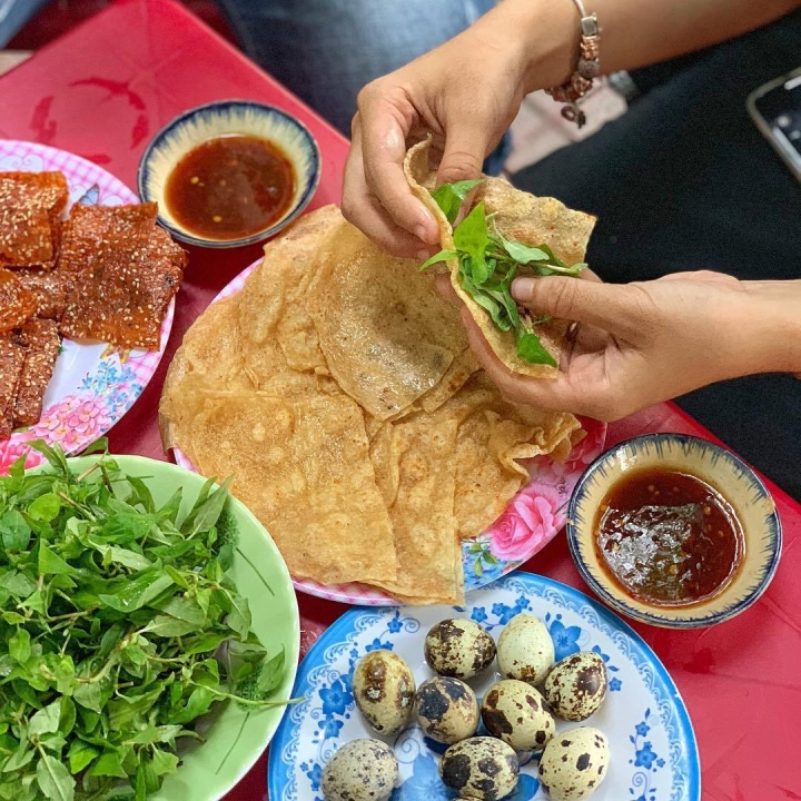 'Quên lối về' với chả cá cuốn rau răm, món ăn vặt đặc sản ở Bình Định - Ảnh 5.