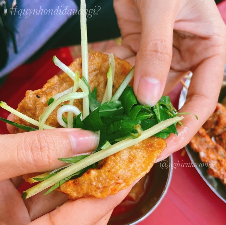 'Quên lối về' với chả cá cuốn rau răm, món ăn vặt đặc sản ở Bình Định - Ảnh 6.