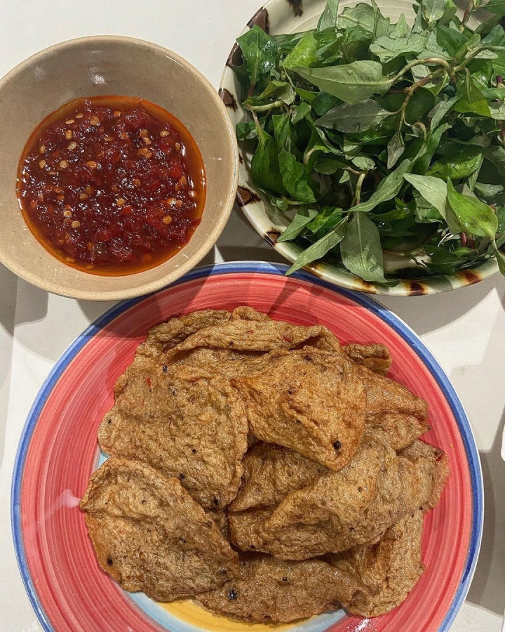 'Quên lối về' với chả cá cuốn rau răm, món ăn vặt đặc sản ở Bình Định - Ảnh 4.