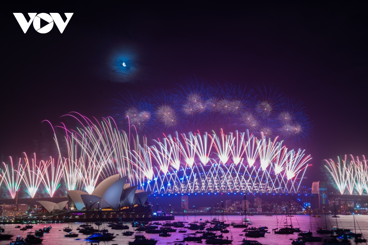 Rực rỡ màn pháo hoa tại Cầu Cảng Sydney chào đón Năm mới 2023 - Ảnh 1.