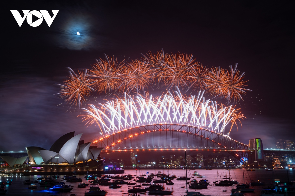 Rực rỡ màn pháo hoa tại Cầu Cảng Sydney chào đón Năm mới 2023 - Ảnh 2.