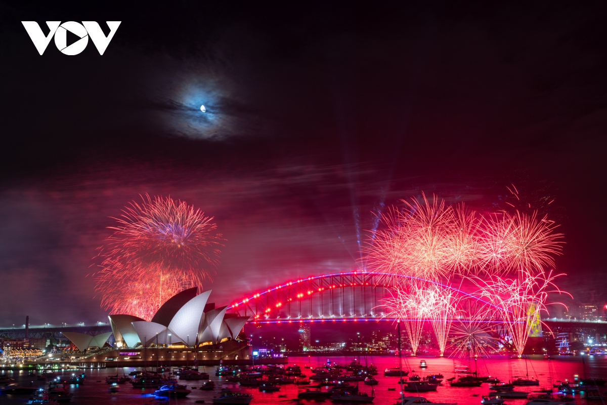 Rực rỡ màn pháo hoa tại Cầu Cảng Sydney chào đón Năm mới 2023 - Ảnh 3.