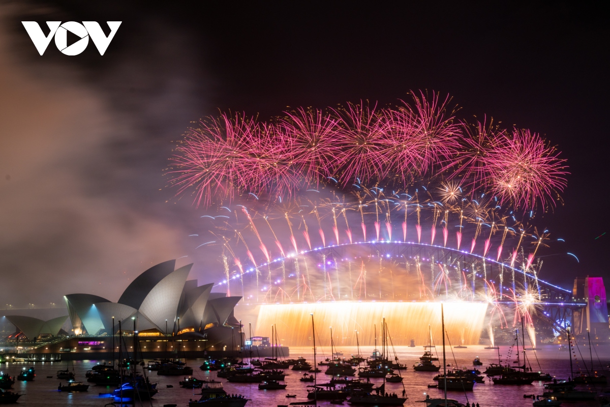 Rực rỡ màn pháo hoa tại Cầu Cảng Sydney chào đón Năm mới 2023 - Ảnh 4.