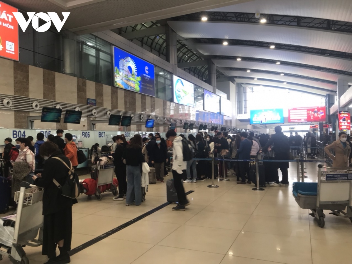 Sân bay Nội Bài nhộn nhịp ngày đầu nghỉ Tết Dương lịch 2023 - Ảnh 2.